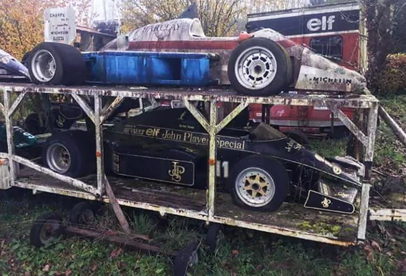 twee verlaten formule 1-auto's
