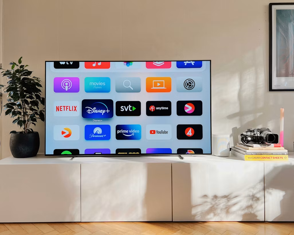 Een smart tv aan de muur