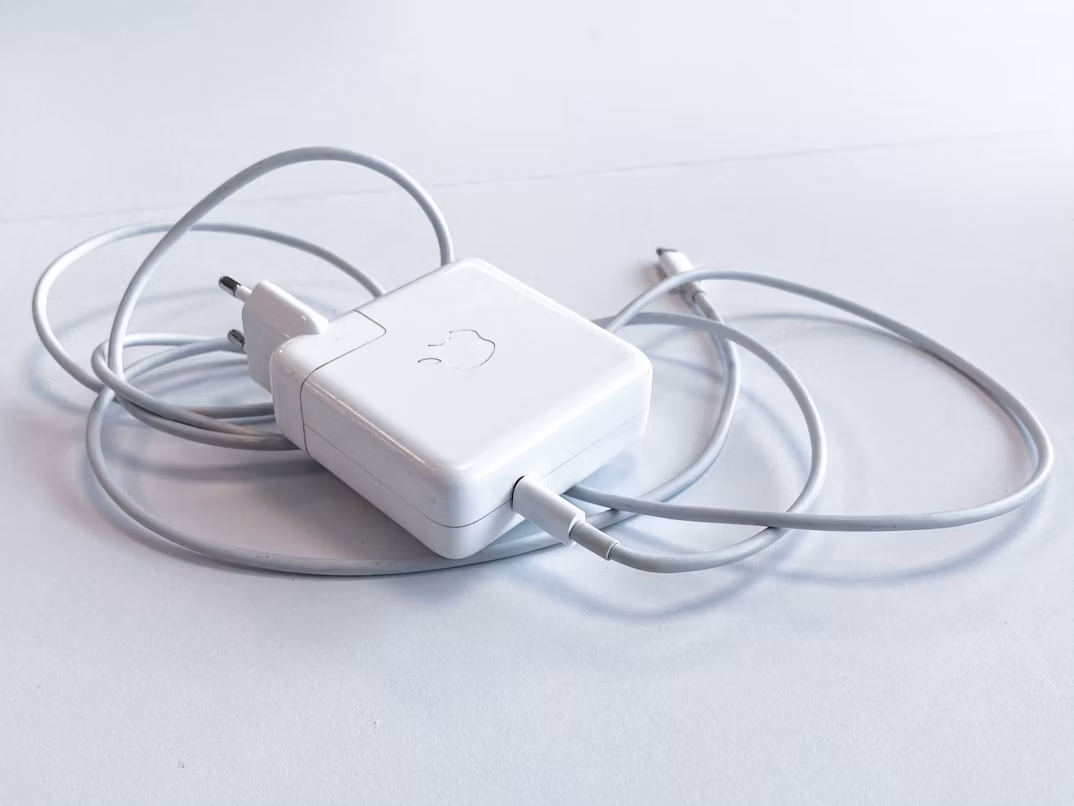 Een opgerolde Apple oplader
