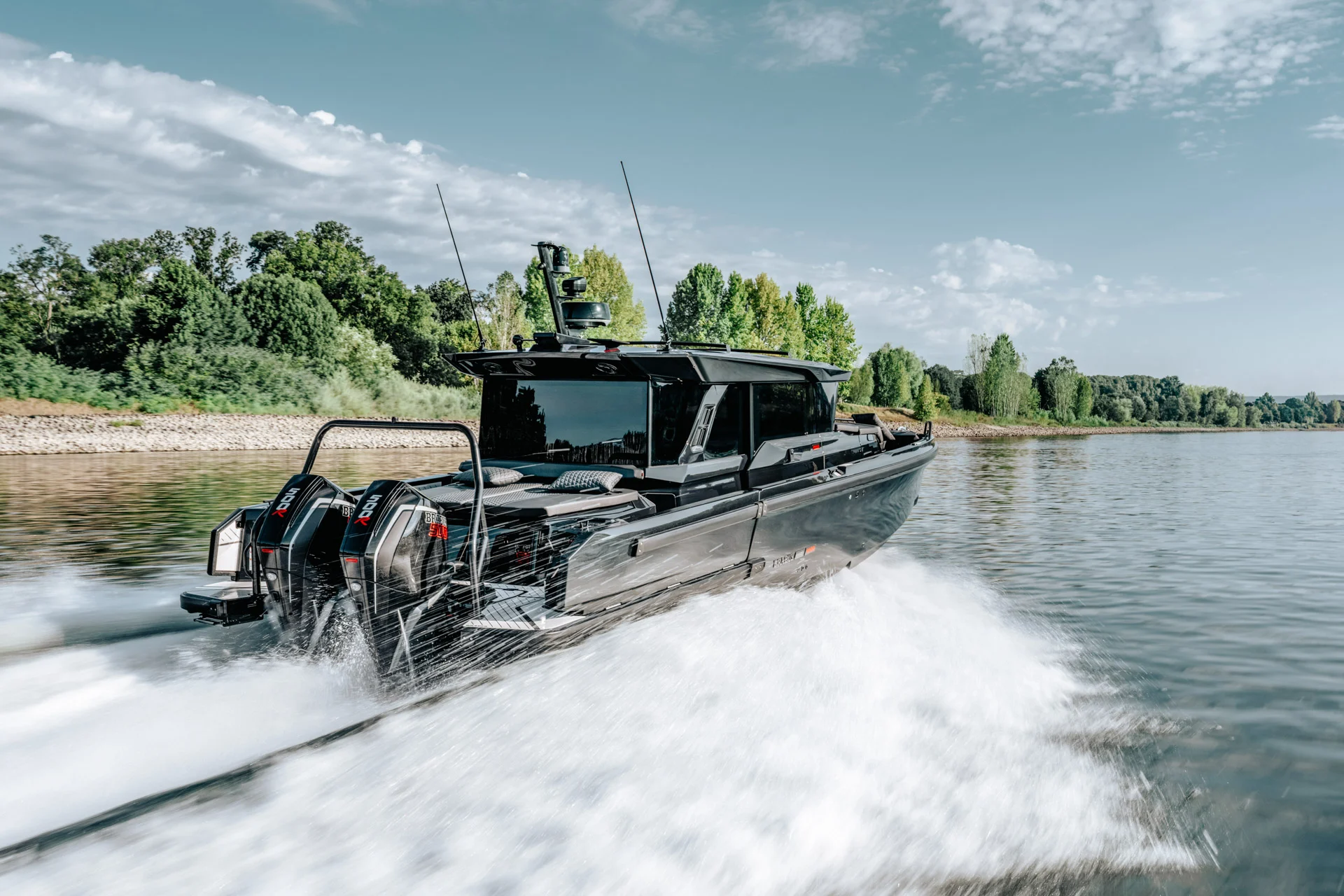 De BRABUS Shadow 1000 XC CROSS CABIN aan heet varen