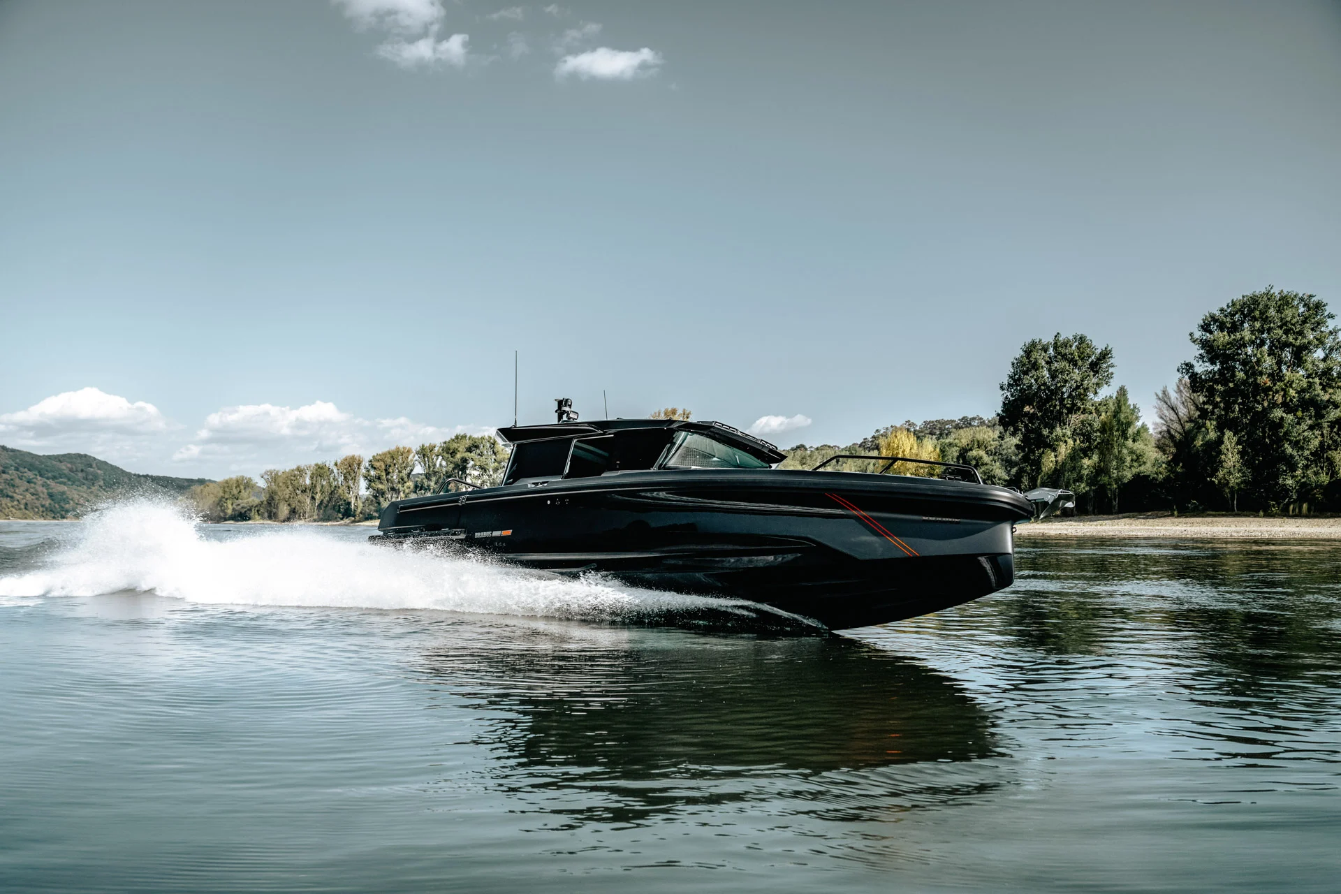 De BRABUS Shadow 1000 XC CROSS CABIN op het water
