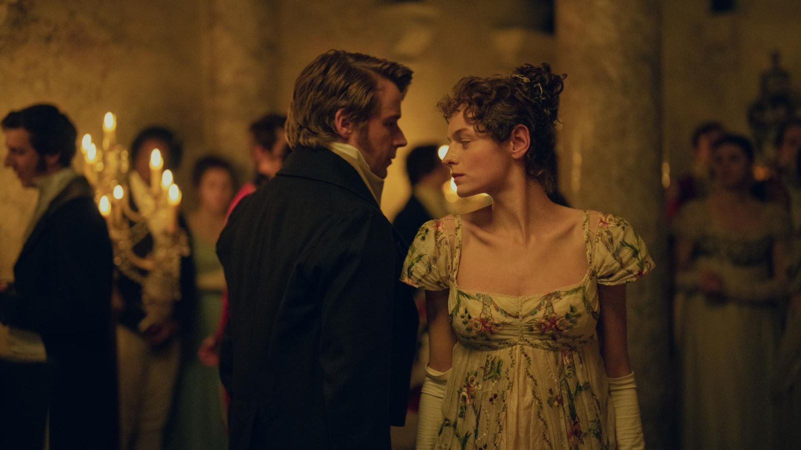 Een man en vrouw dansen in Pride and Prejudice
