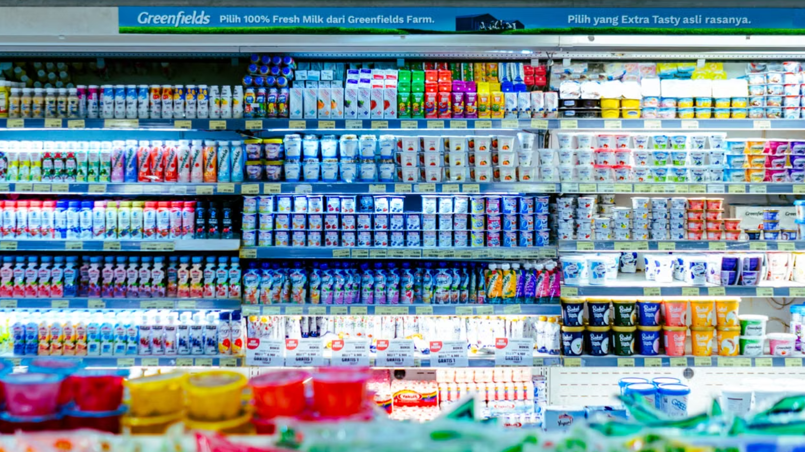 een koelkast in een supermarkt