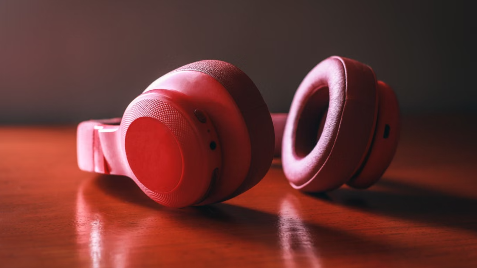 Een roze koptelefoon