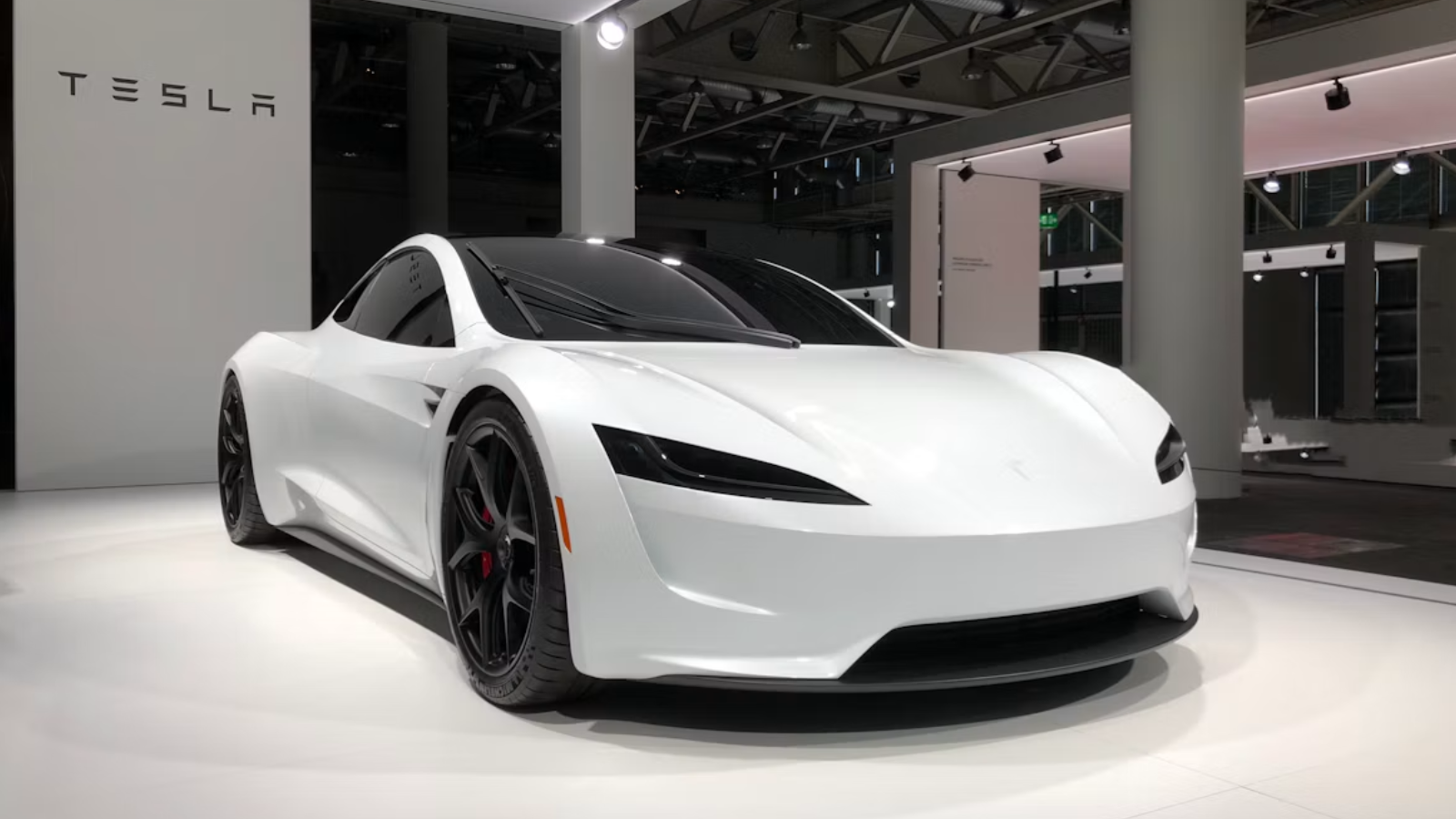 Een witte tesla roadster