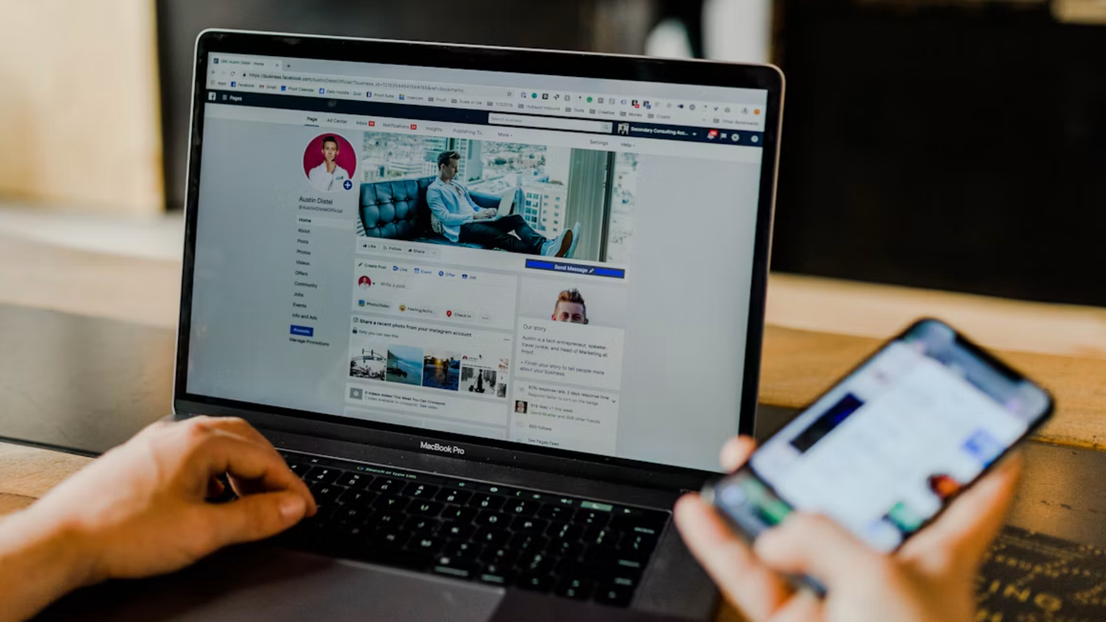 Een laptop en een telefoon werken met algoritmes