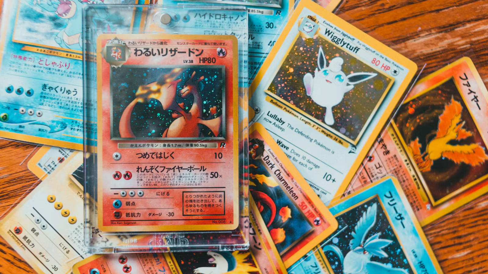 Een stapel met oude Pokémonkaarten