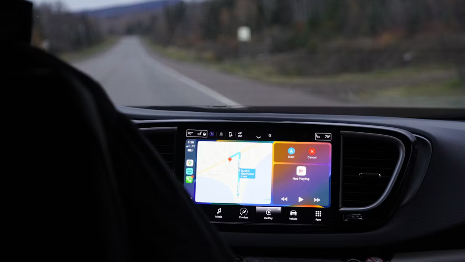 Een scherm in de auto geeft de route aan