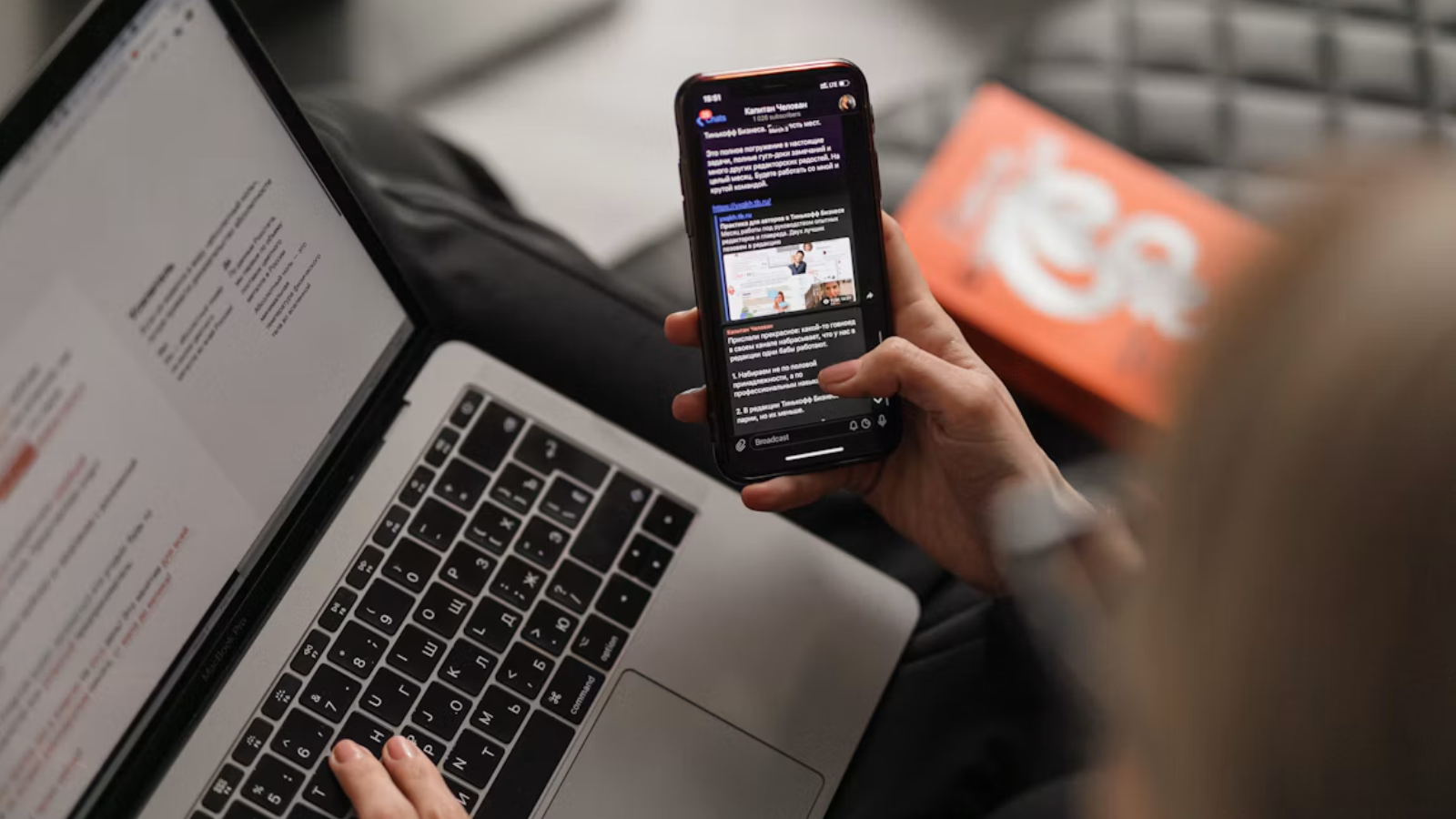 Een telefoon die verbonden is aan een laptop met een van de slimme USB-C-gadgets