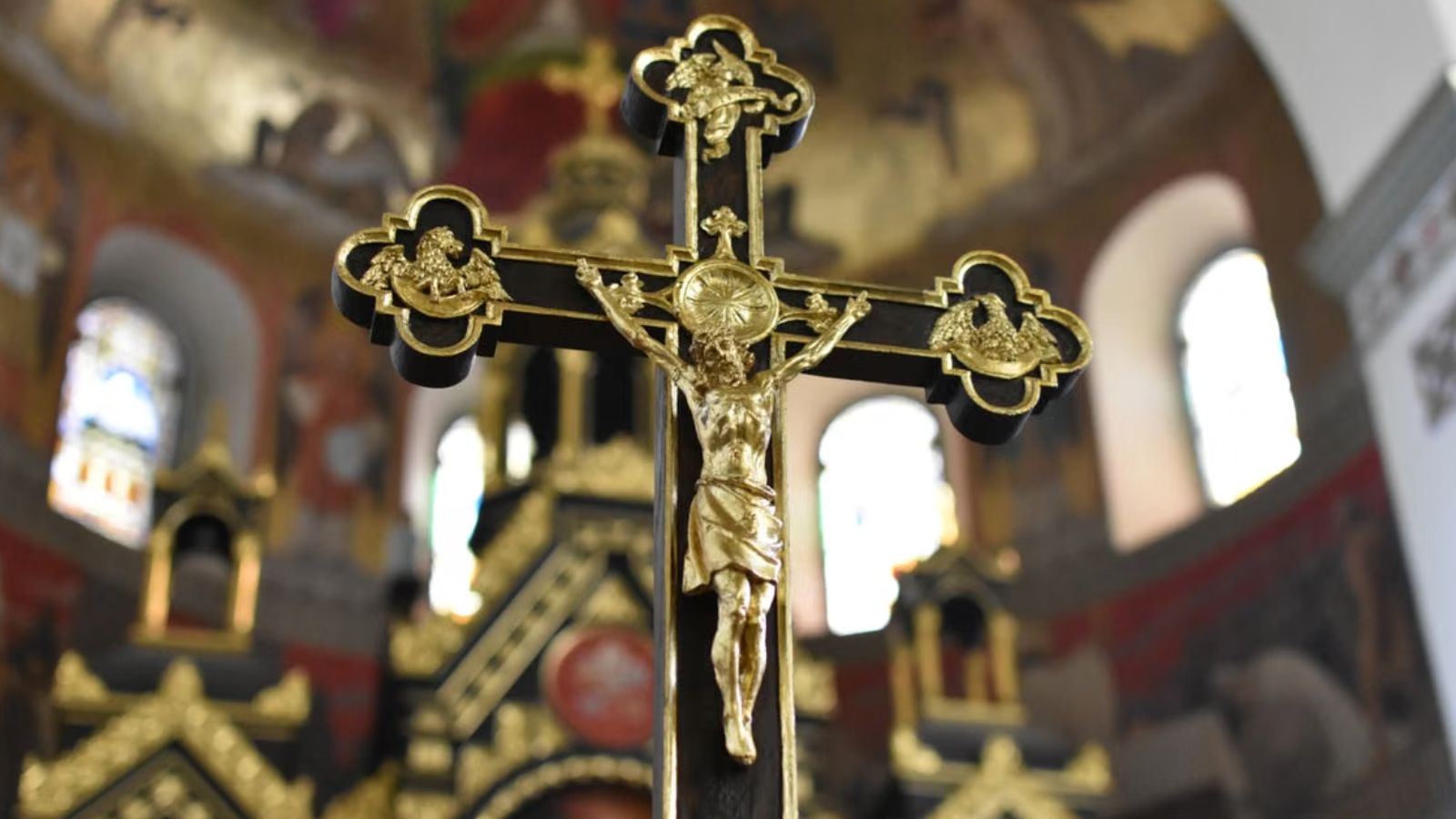 Een beeld van Jezus op een gouden kruis