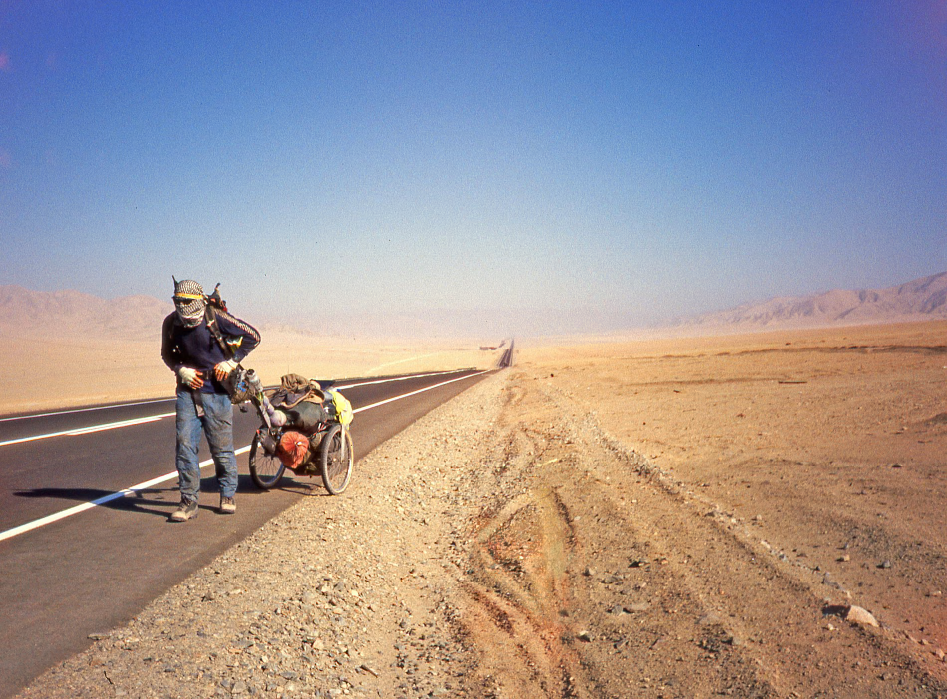 Karl Bushby onderweg in de woestijn