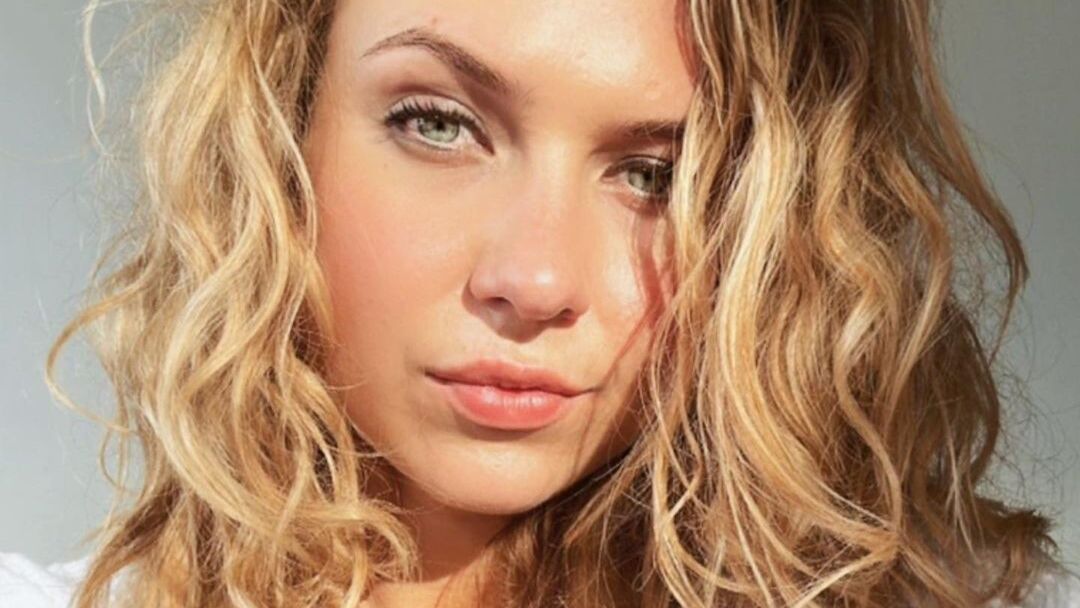 Schaatsster Joy Beune verbaast volgers met serie intieme foto's voor