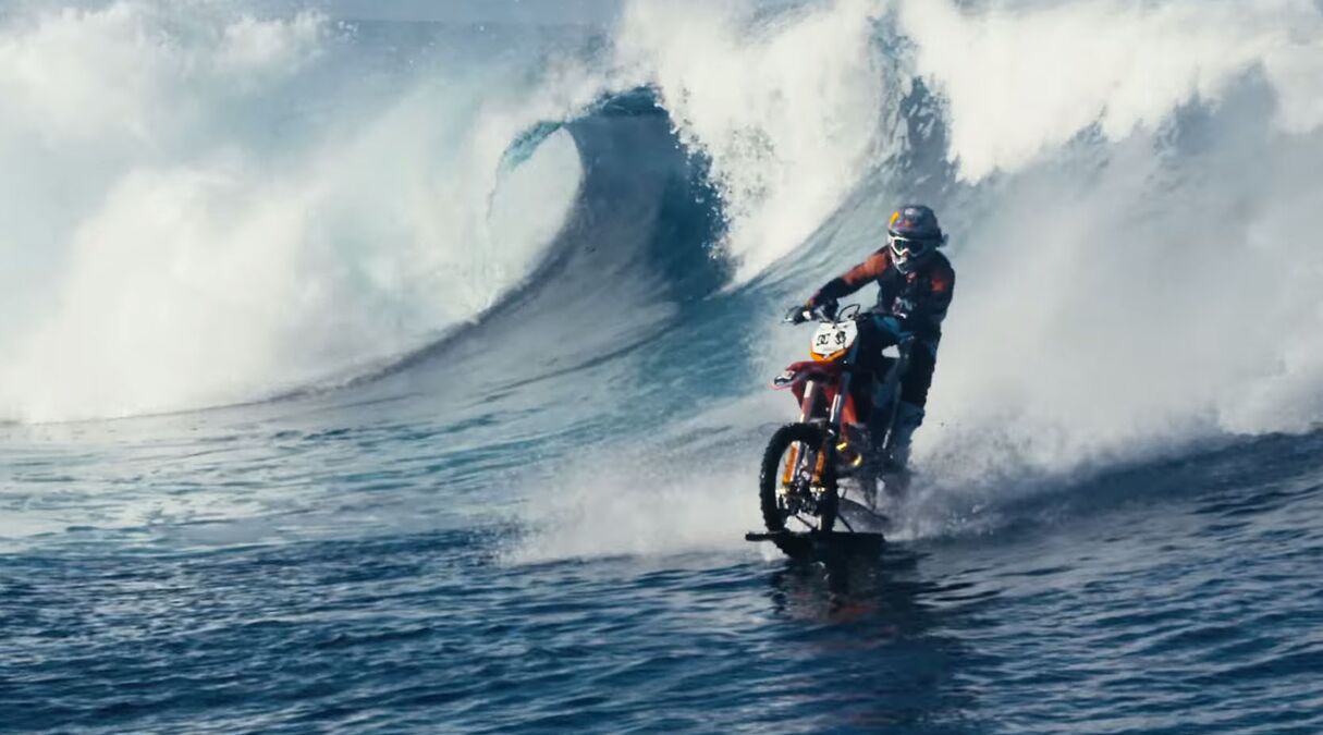 Illustratie voor: Surfen op een crossmotor doe je dus zo