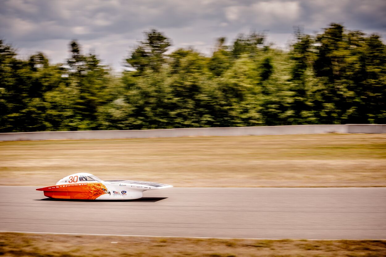 De zonneauto van het Delft Solar Team in actie