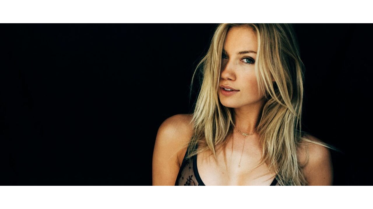 Illustratie voor: Deze blondine lijkt perfect.. Alden Steimle