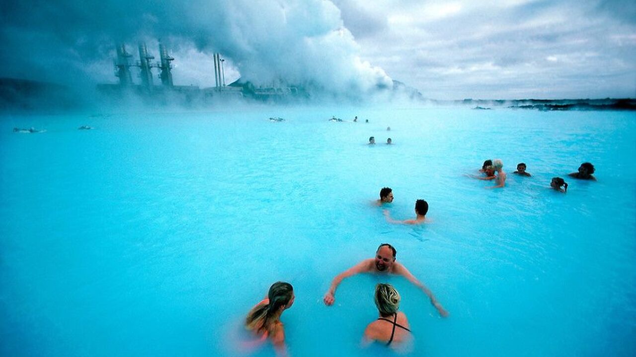 Illustratie voor: Blue Lagoon is een heerlijk door de aarde verwarmd meer in IJsland