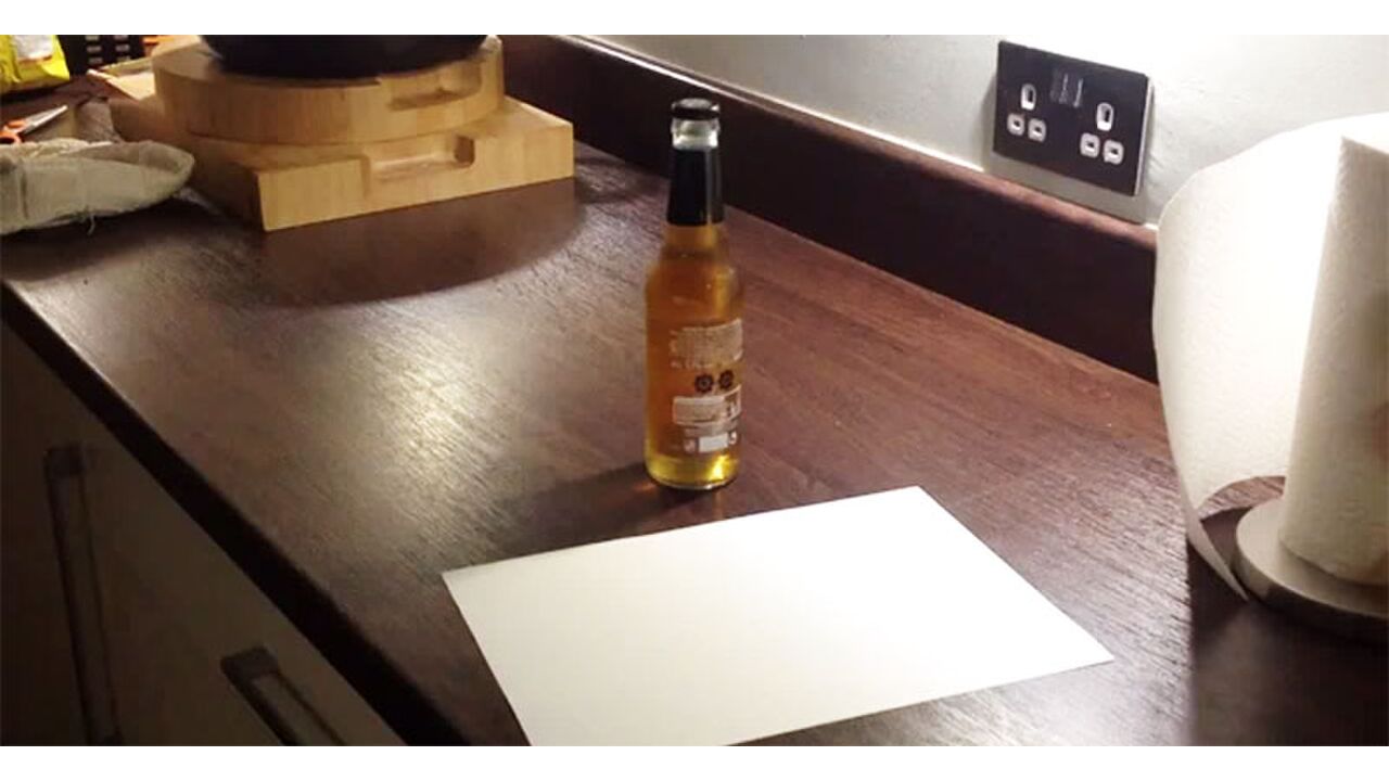 Illustratie voor: Bier openen met A4’tje doe je zo