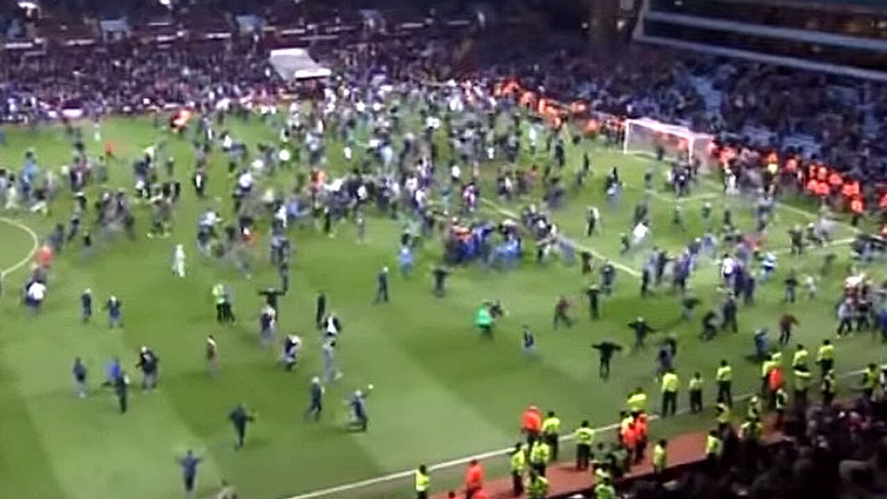 Illustratie voor: Supporters van Aston Villa gaan massaal het veld op na winst