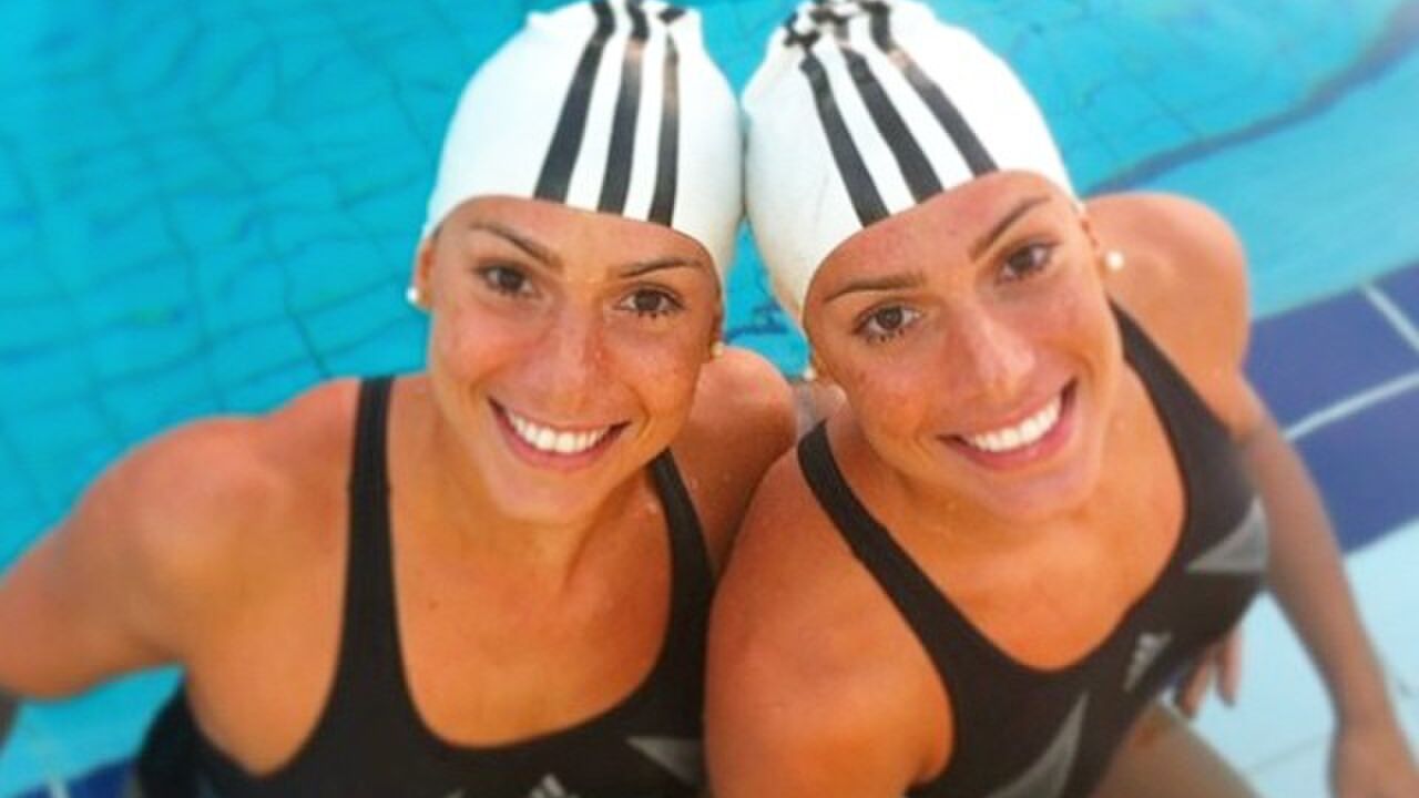 Illustratie voor: Twins, synchroonzwemmers en heerlijk