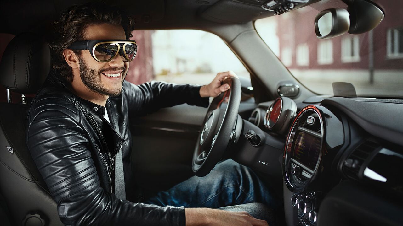 Illustratie voor: Rijden we in de toekomst met een bril op onze neus? Mini’s Augmented Vision Concept