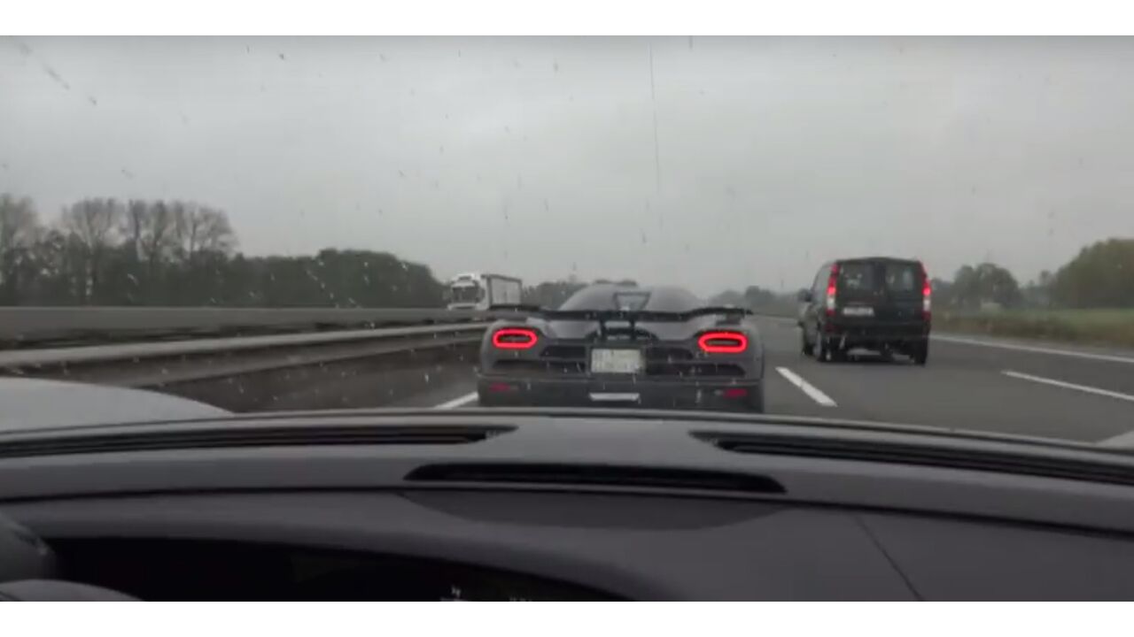 Illustratie voor: Koenigsegg Agera R & Porsche 918 Spyder vliegen over de autobahn