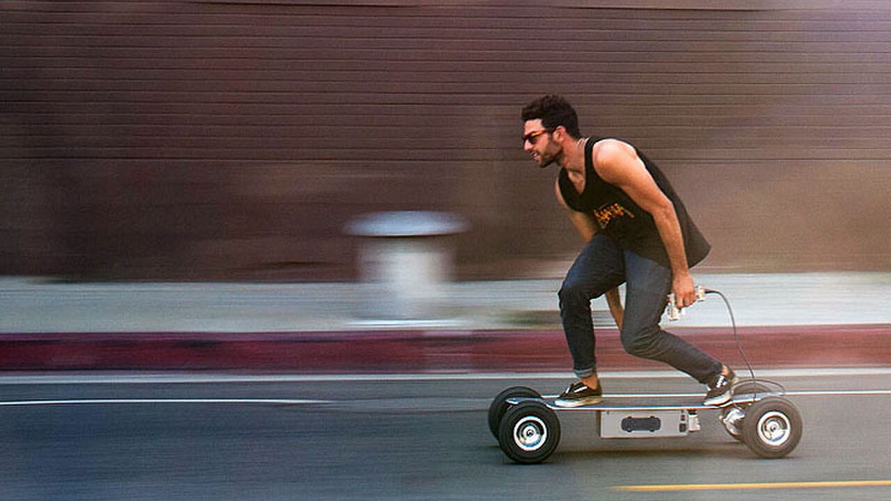 Illustratie voor: De E-Glide GT Powerboard is een elektrisch longboard voor ruig terrein