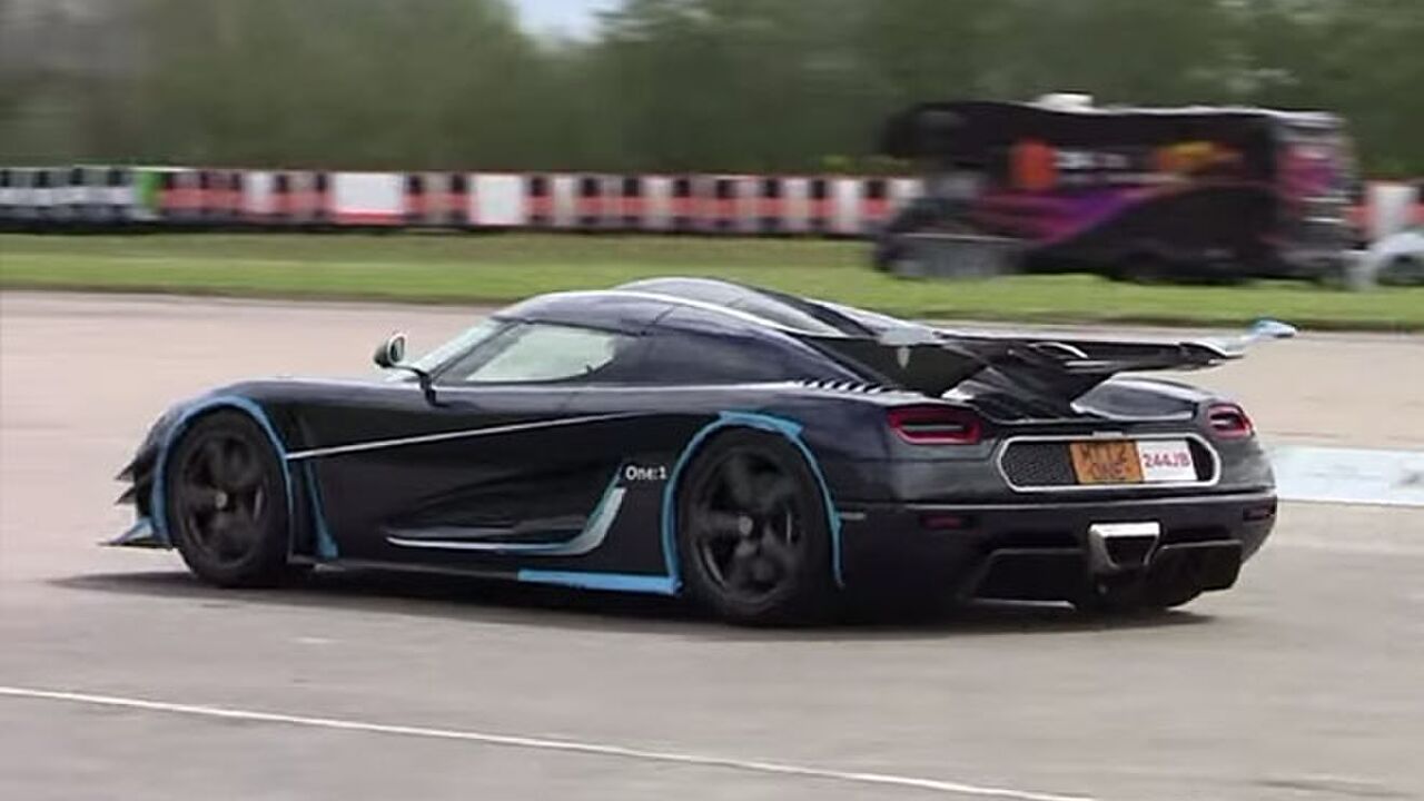 Illustratie voor: Extreem dragracen met als winnaar deze Koenigsegg One:1
