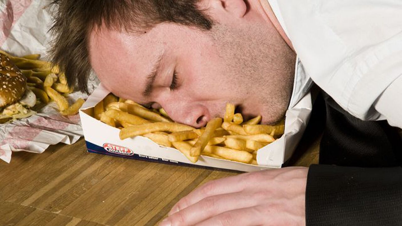 Illustratie voor: Deze 5 dingen moet je niet eten of drinken wanneer je een kater hebt