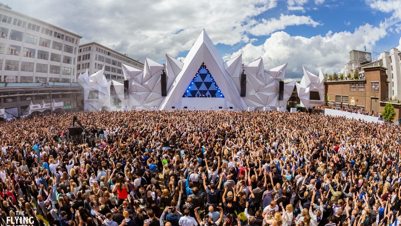 Illustratie voor: 100.000 feestgangers verdeeld over 3 locaties op het festival The Flying Dutch