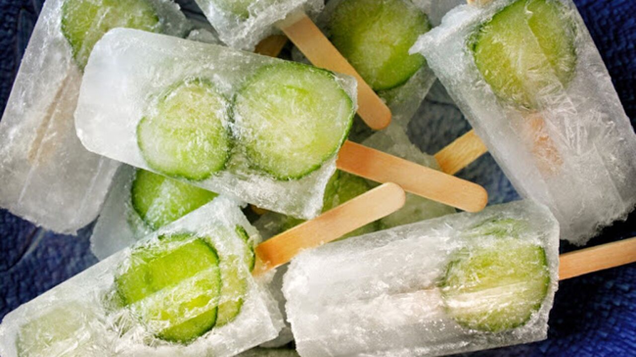 Illustratie voor: Heerlijk voor tijdens de warme zomerdagen: Gin-tonic ijsjes met komkommer