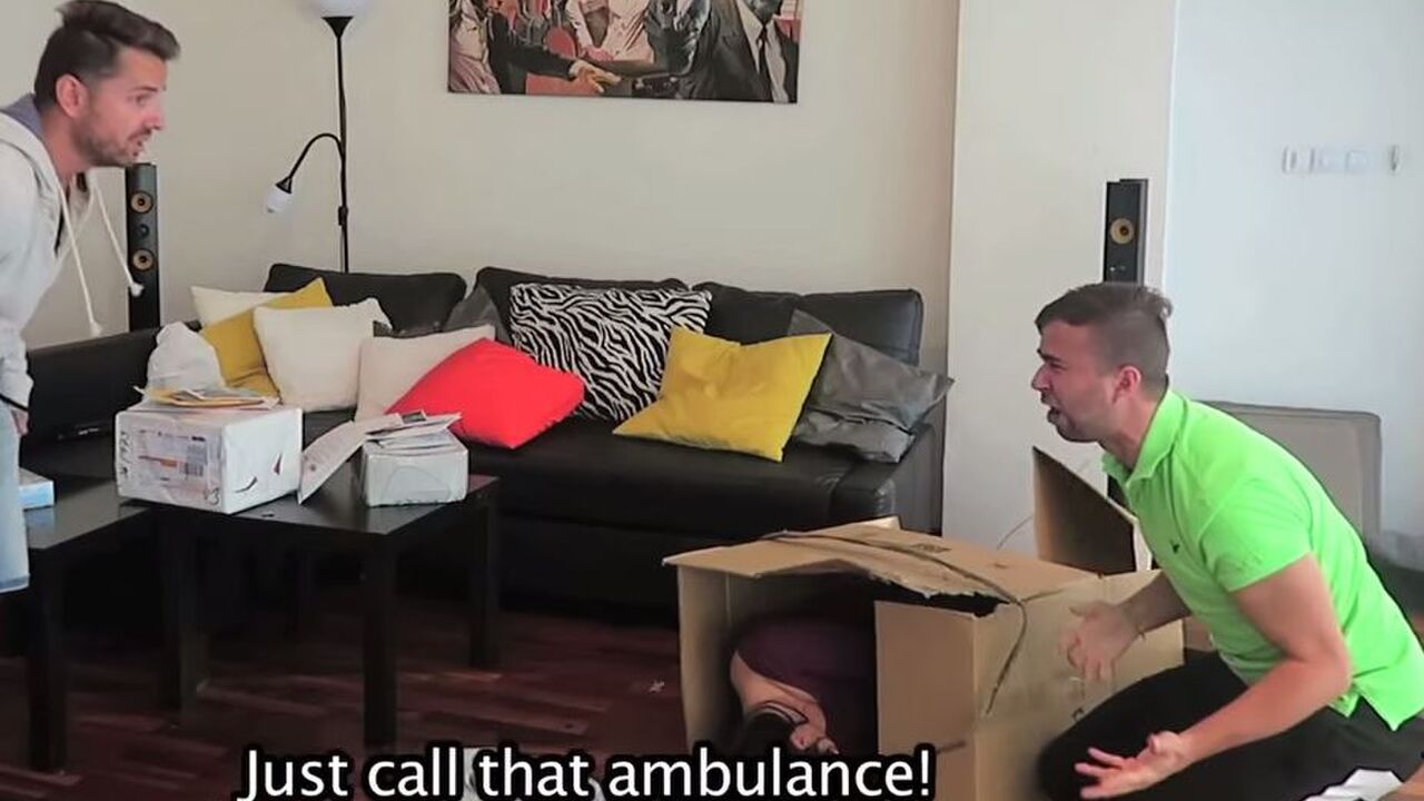 Illustratie voor: Prank backfired en denkt dat zijn vriendin knock-out geslagen wordt.