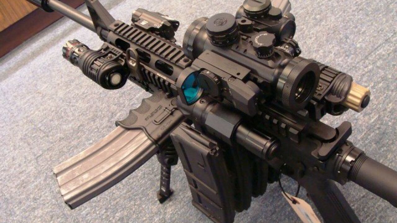 Illustratie voor: De AR-15 Mall ninja tactical zombie destroyer!
