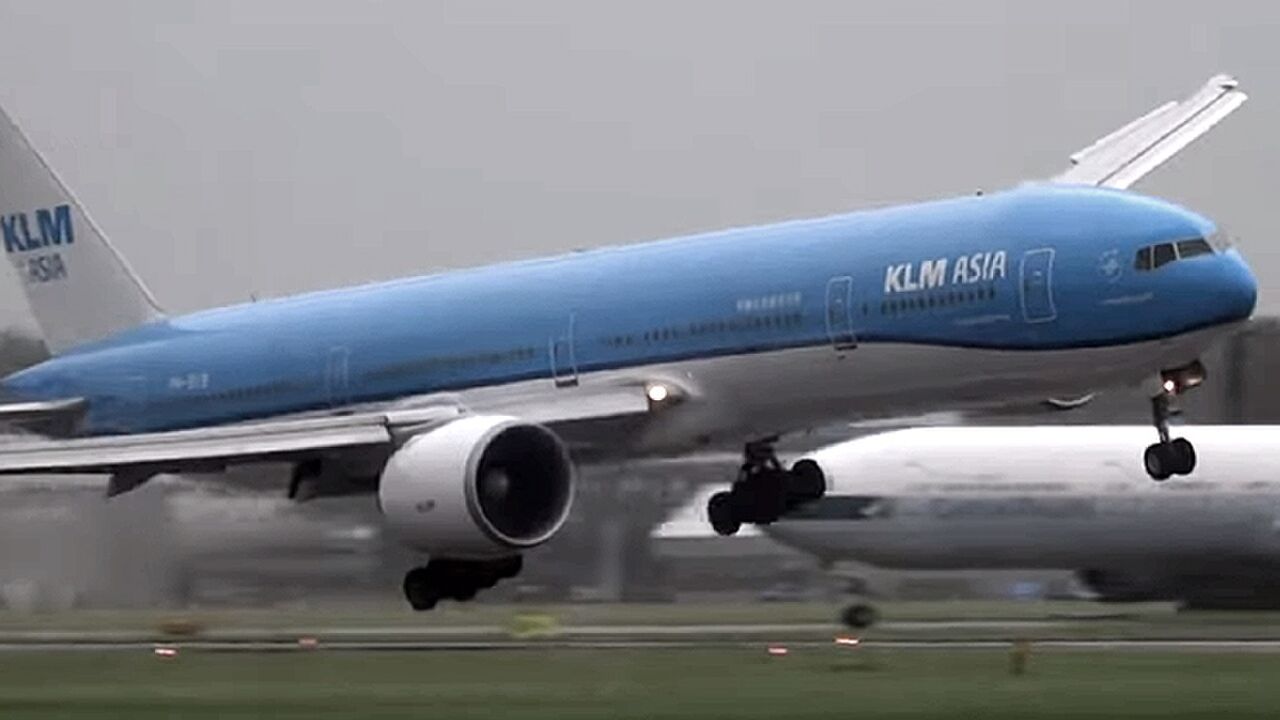 Illustratie voor: Spectaculaire landing van een Boeing 777 op Schiphol