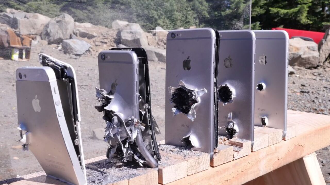 Illustratie voor: Hoeveel iPhones zijn er nodig om een kogel van een AK-47 tegen te kunnen houden?