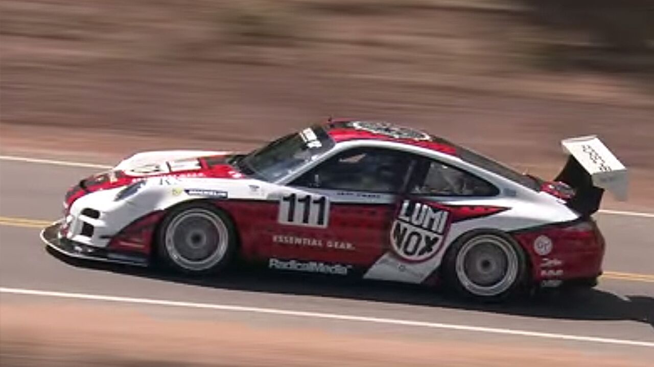 Illustratie voor: Coureur Jeff Zwart scheurt met zijn Porsche GT3 Cup Turbo