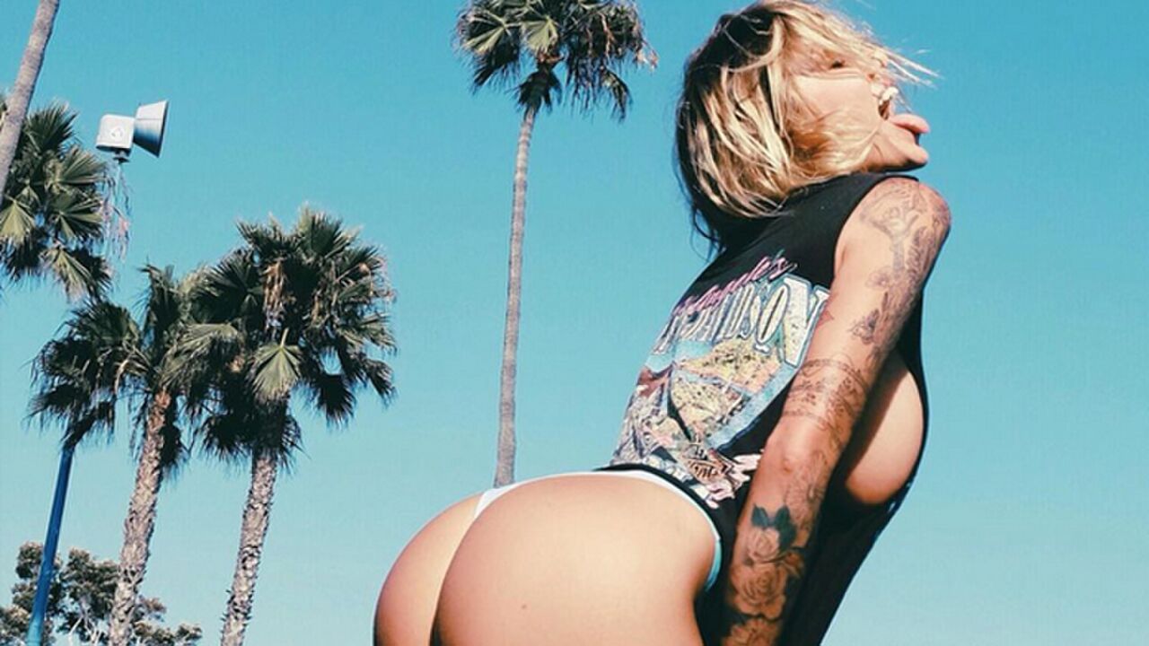 Illustratie voor: Tattoo girl Tina Louise is hot op Instagram