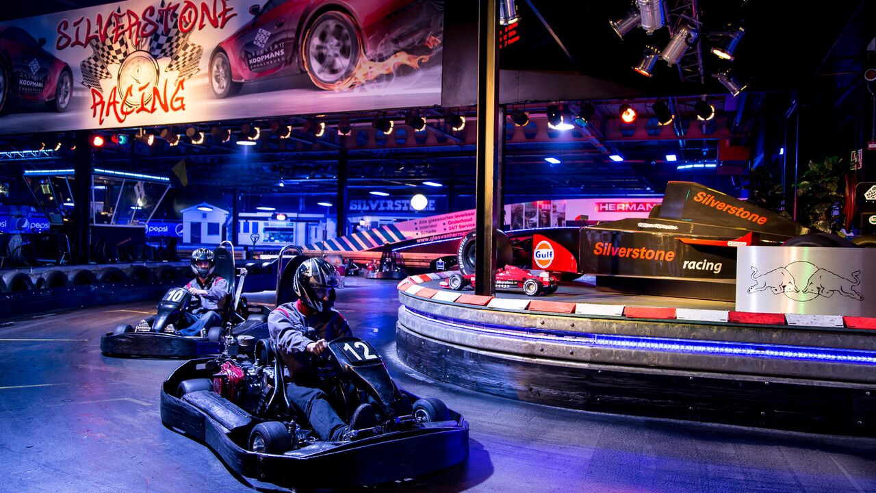 Illustratie voor: Een avondje met de mannen in Silverstone Partycenter