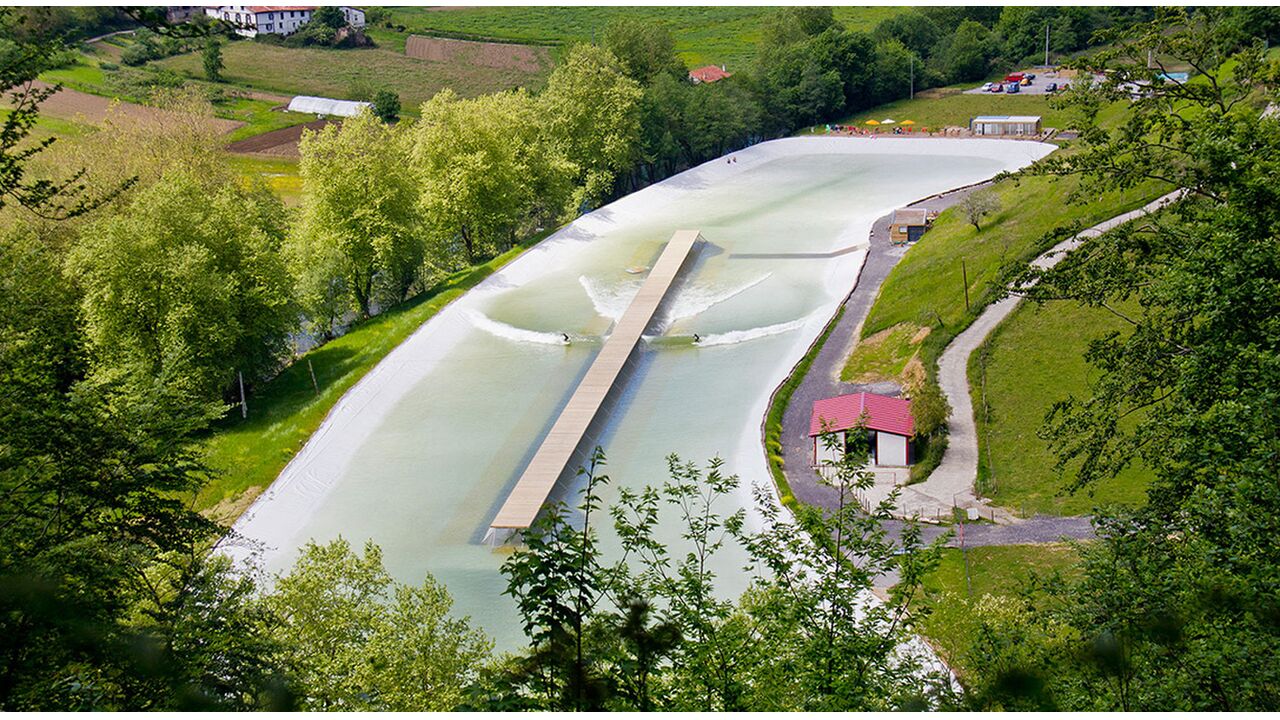 Illustratie voor: Kunstmatige golfjes pakken bij Surf Snowdonia in Wales