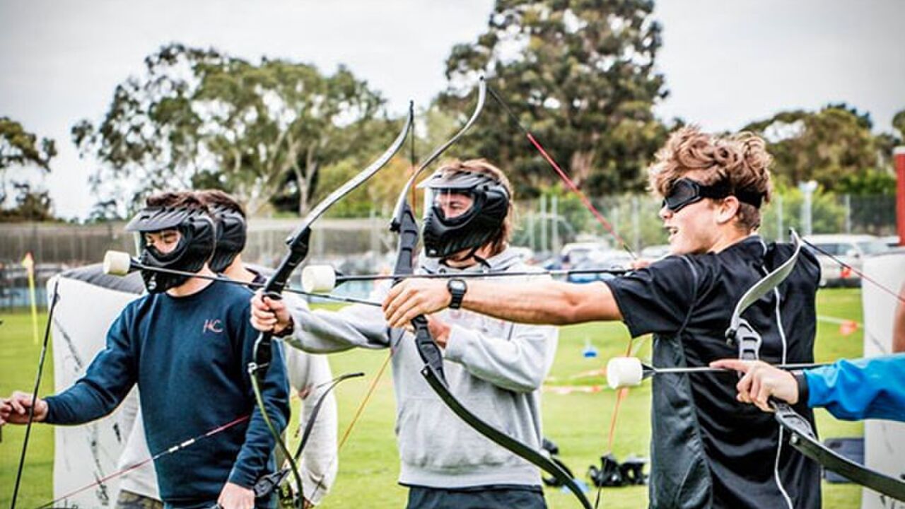 Illustratie voor: Het nieuwe spel ‘Archery Attack’ is trefbal met pijl en boog… voor volwassenen!