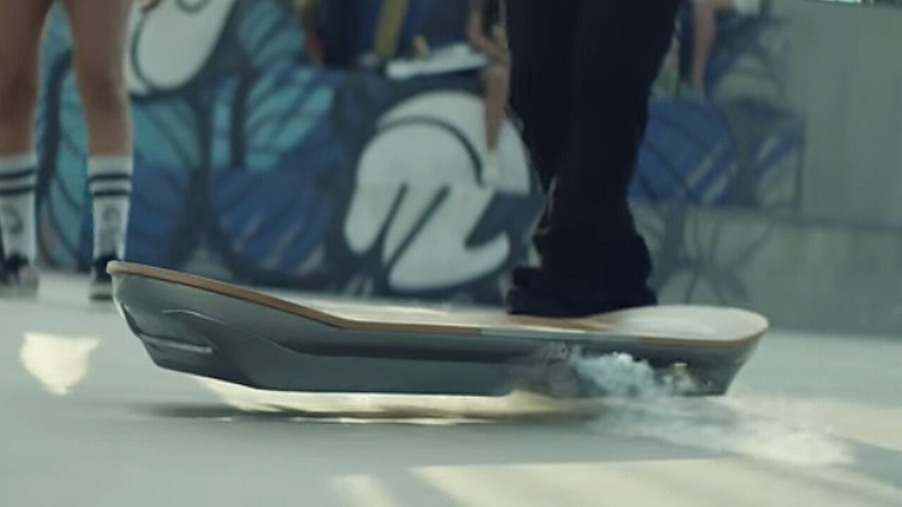 Illustratie voor: De eerste video waar te zien is dat de Lexus hoverboard wordt bereden!!