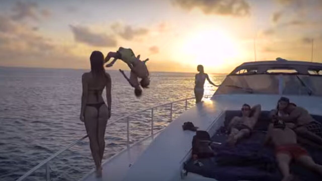 Illustratie voor: De nieuwe ultieme zomer video van Jay Alvarrez en sexy Alexis Ren