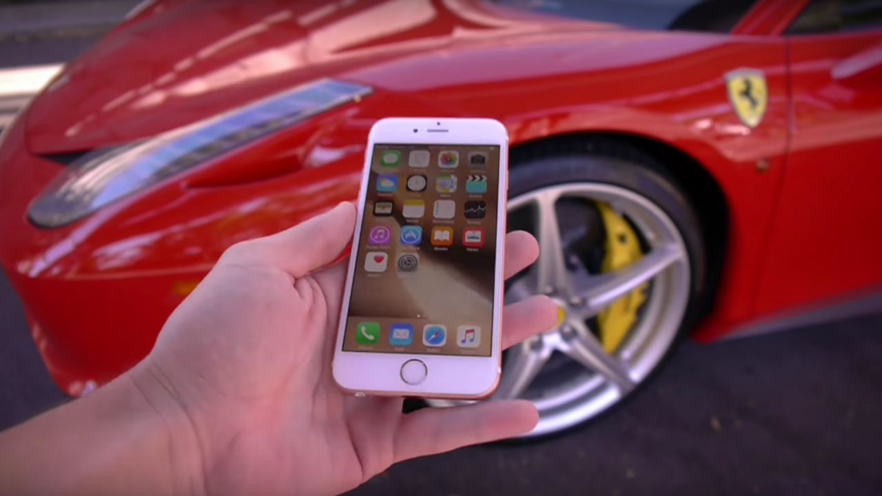 Illustratie voor: Wat er gebeurt als je over een iPhone 6s rijdt met een Ferrari