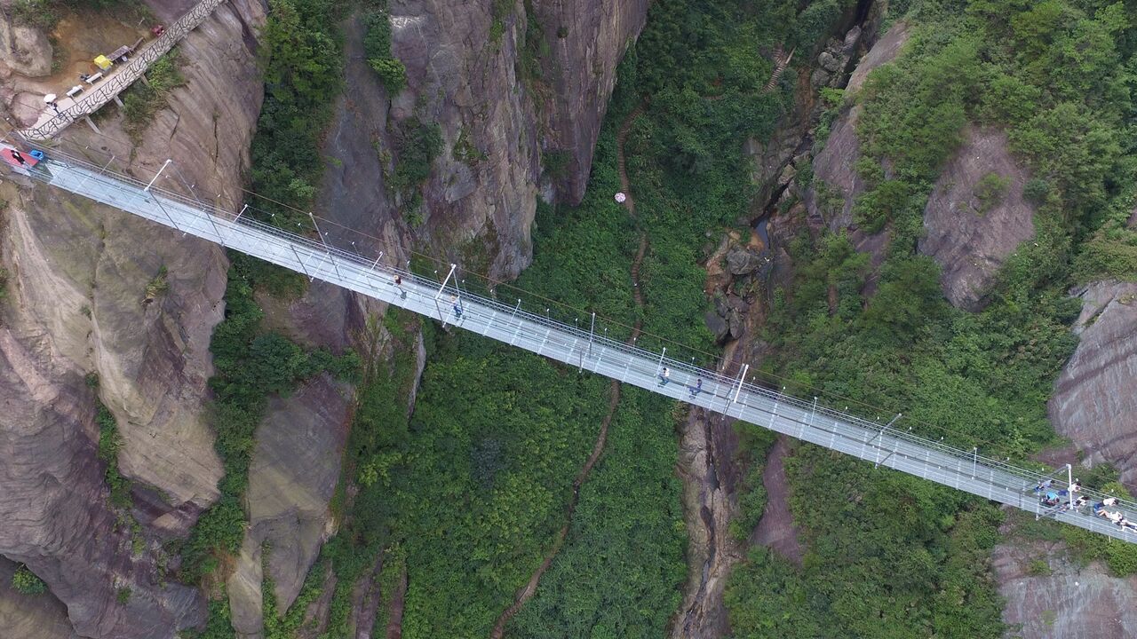 Illustratie voor: Deze 180 meter hoge en 300 meter lange glazen brug is niet voor mensen met hoogtevrees!!