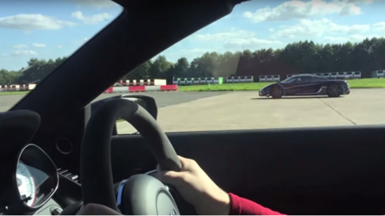 Illustratie voor: Koenigsegg One:1 blaast de Audi R8 GT Spyder weg!