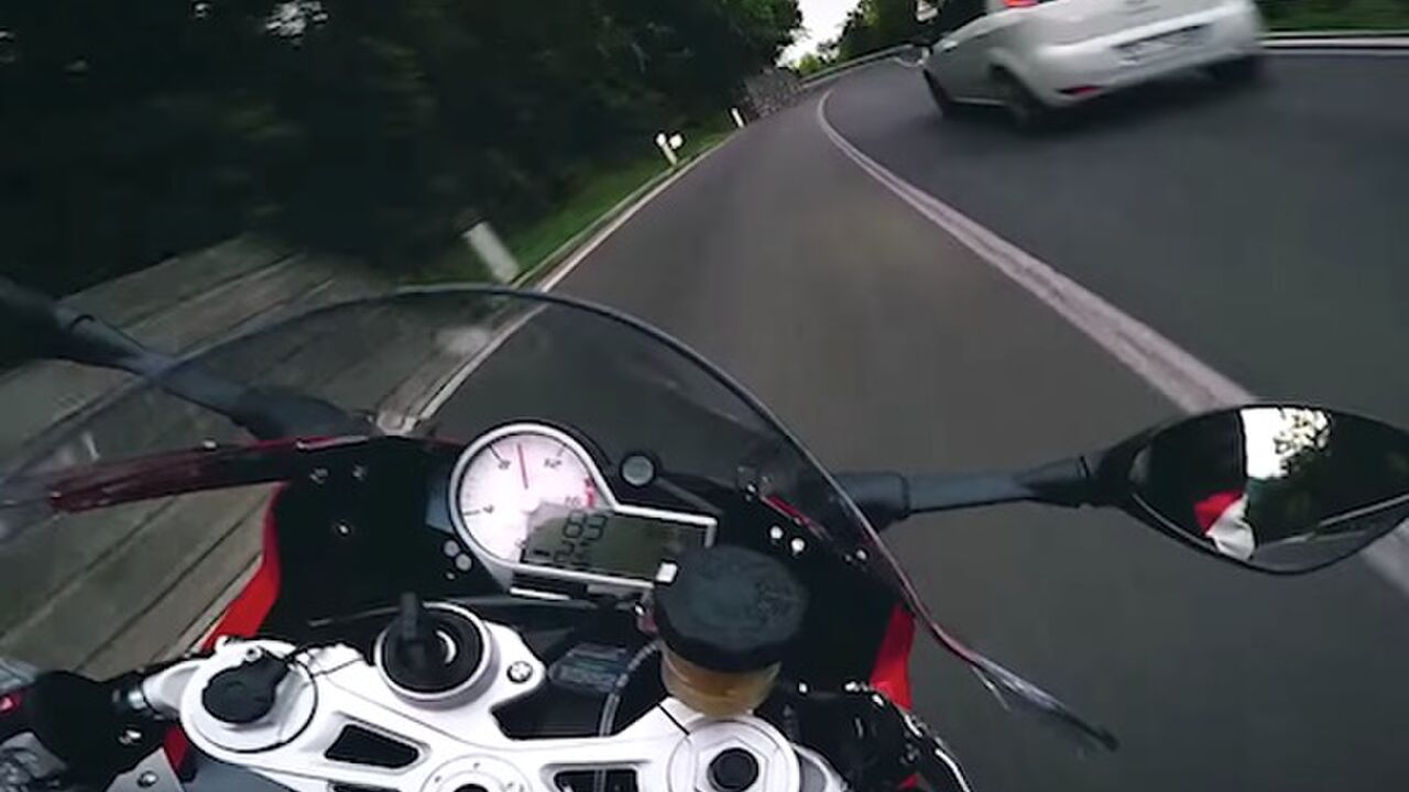 Illustratie voor: Een angstloze motorrijder gaat los op de openbare weg!