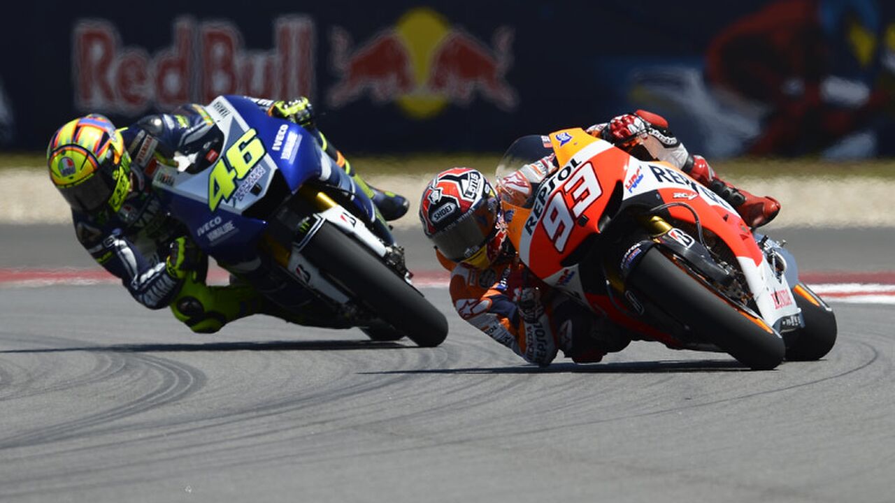 Illustratie voor: Marquez gaat onderuit tijdens clash met Rossi op het circuit van Sepang in Maleisië