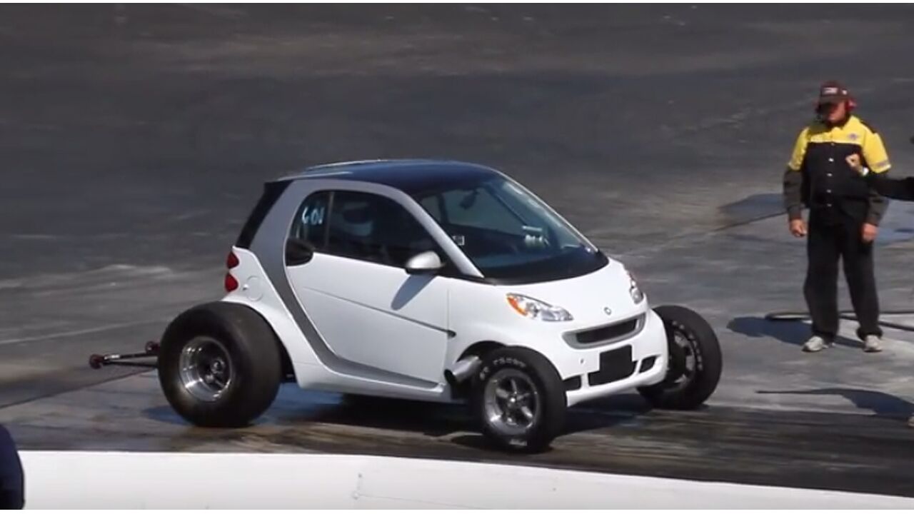 Illustratie voor: Iemand was zo gek om een V8 in een Smart te proppen