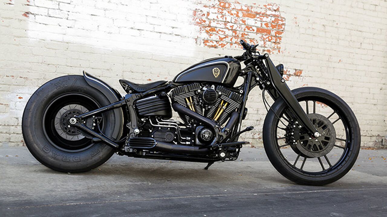 Illustratie voor: Een Custom Harley Softail Rocker met de naam ‘Dark Cannon’