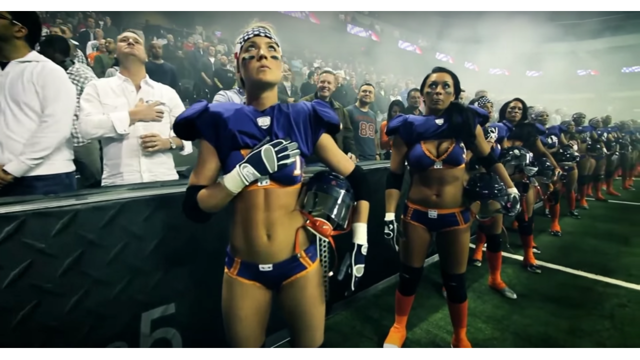 Illustratie voor: Het wordt tijd dat Lingerie Football ook in Nederland doorbeekt..