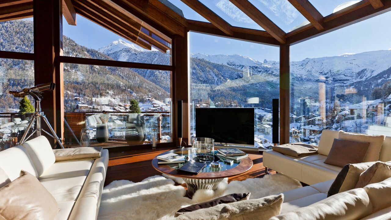 Illustratie voor: Vanaf €65.000 per week huur je dit mega luxe chalet in Zwitserland!